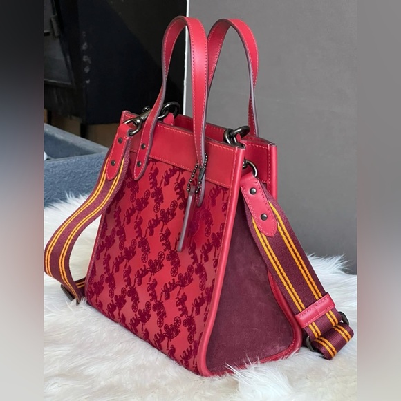 CD750 - Coach Field Tote 22 with Horse and Carriage - Picture 3 of 12